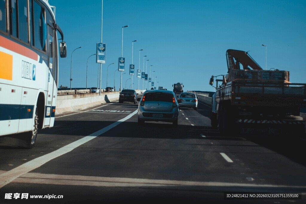 公路上的车辆与吊车场景