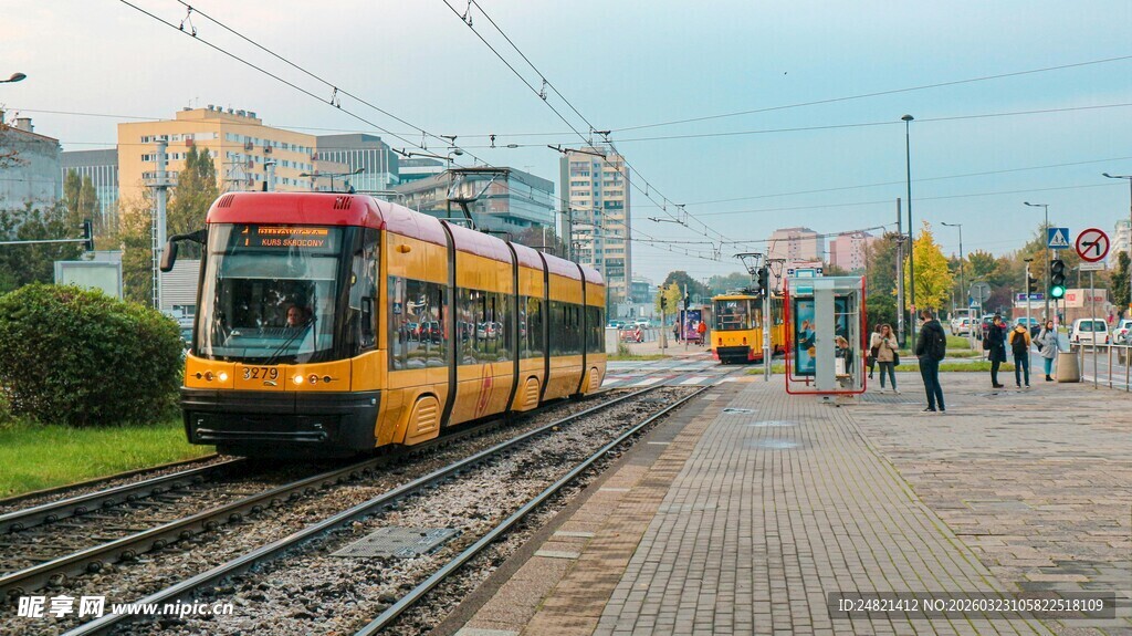 城市轨道旁的日常景象