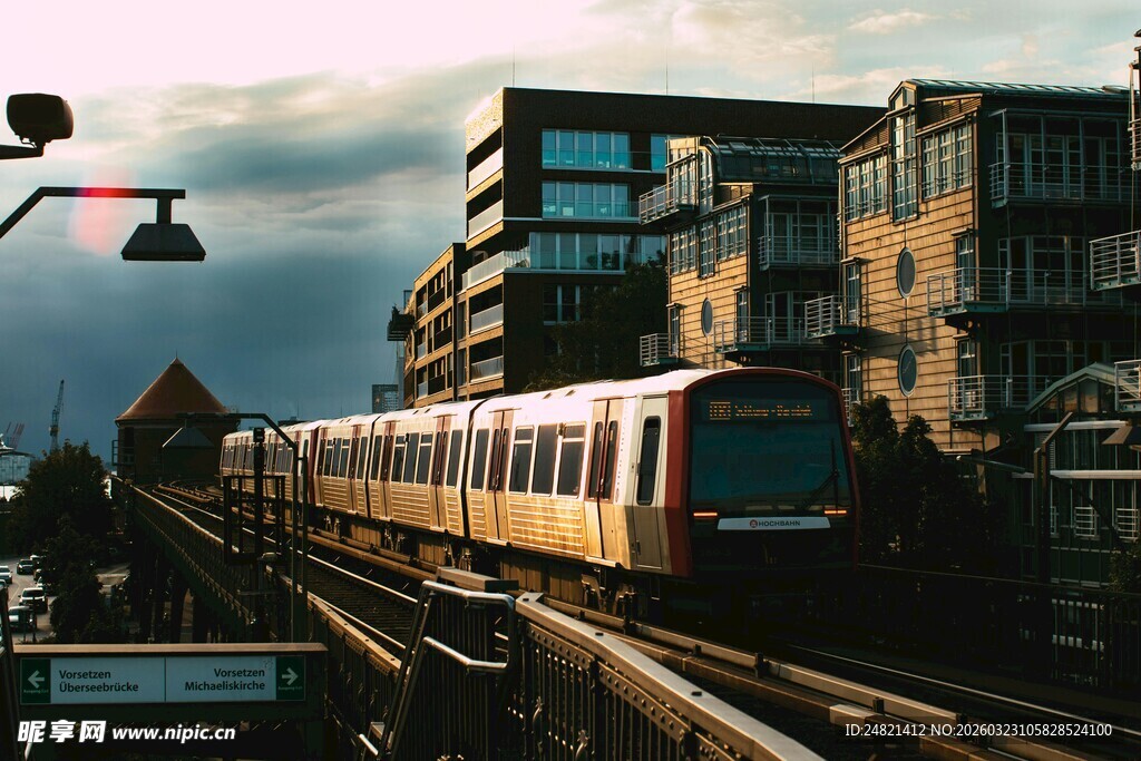 城市铁轨上行驶的列车