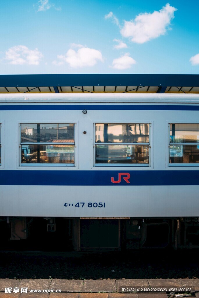 蓝白列车停靠在站台