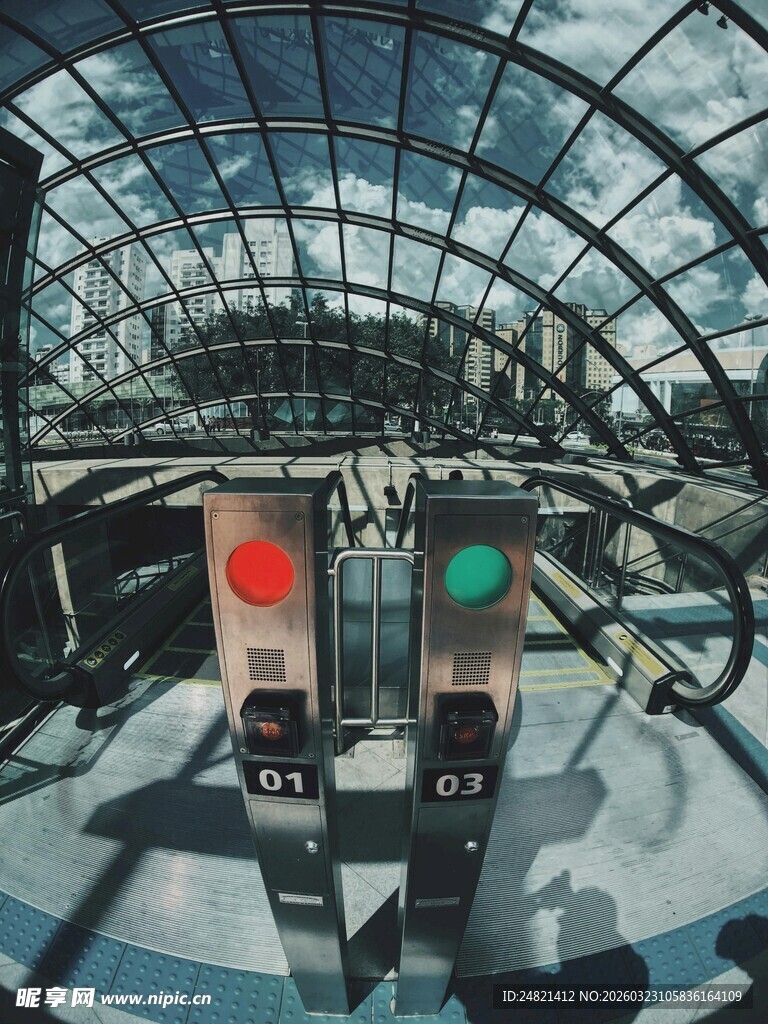 工业设备中的红绿信号灯