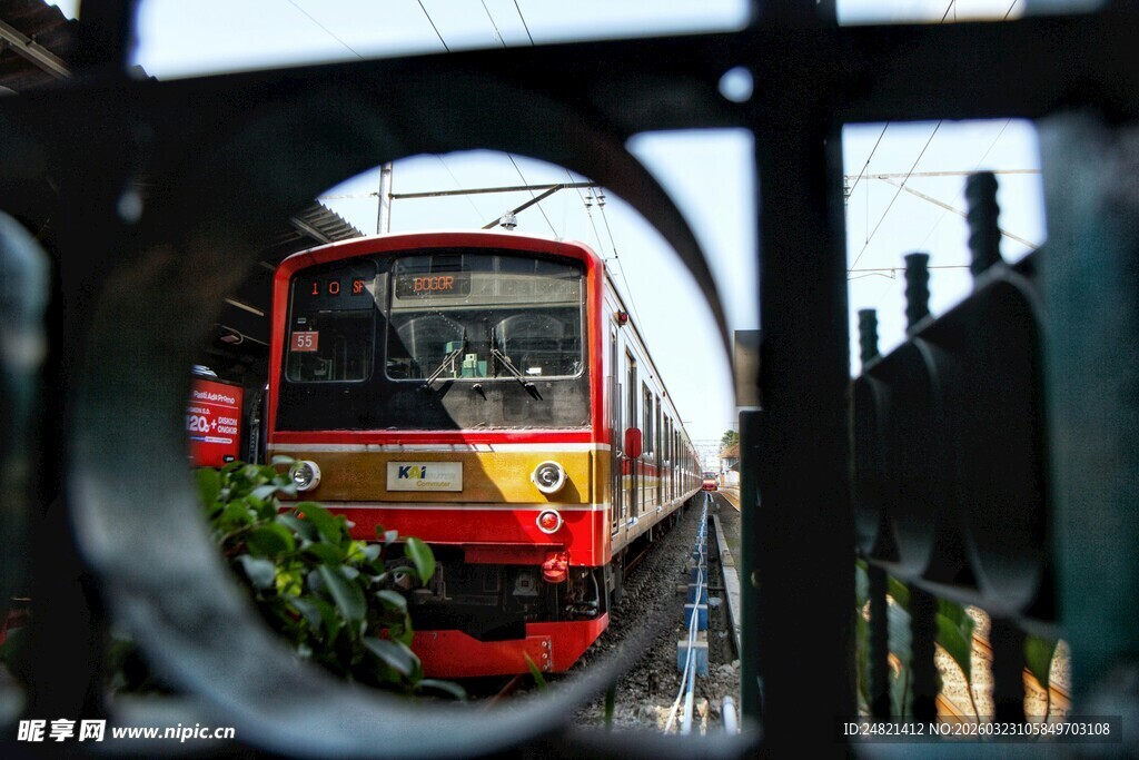 透过围栏看红色公交车