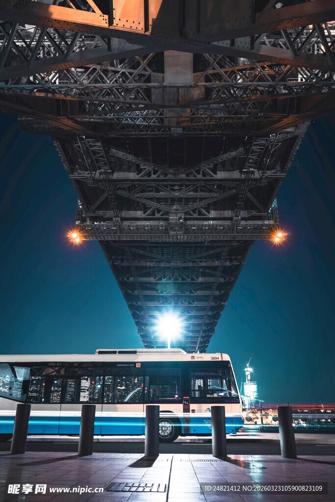 车站中停靠的现代公交车