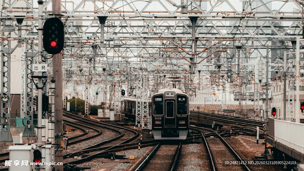 火车站内的列车与轨道