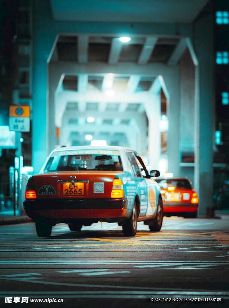 城市夜色中的出租车