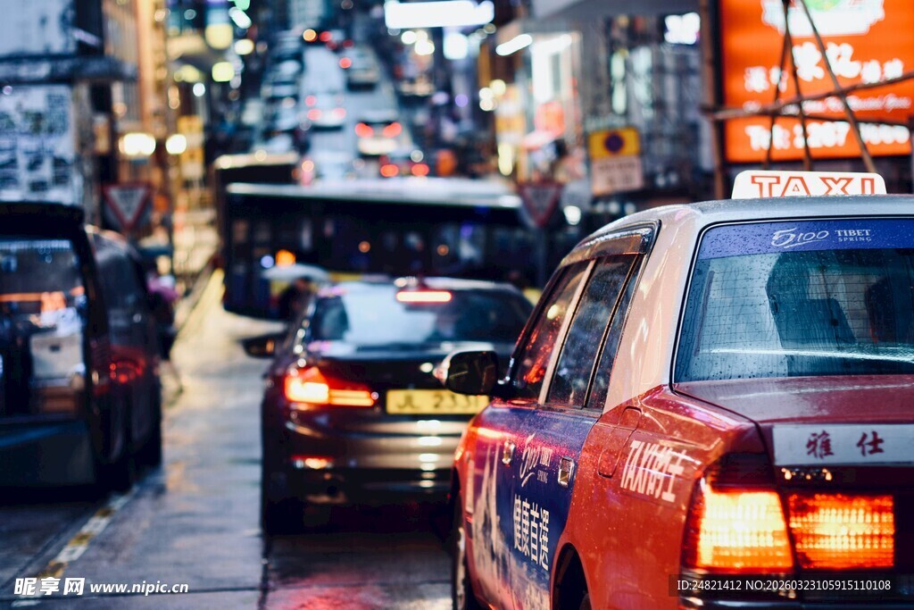 城市街道中的出租车车流