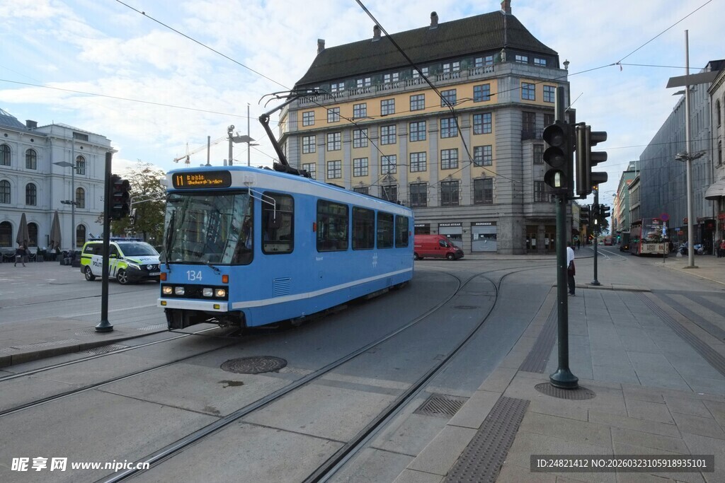 城市街道上的蓝色有轨电车