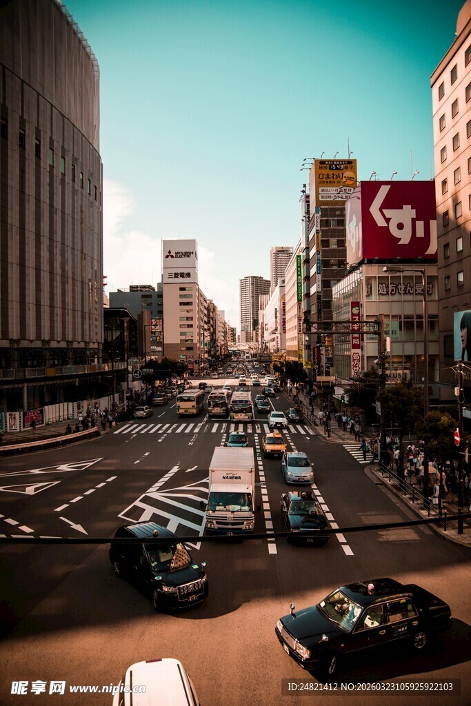 繁华都市街头景象