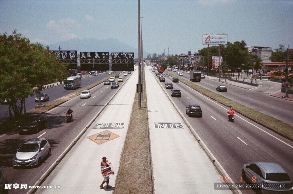 城市宽阔道路上的车辆行人