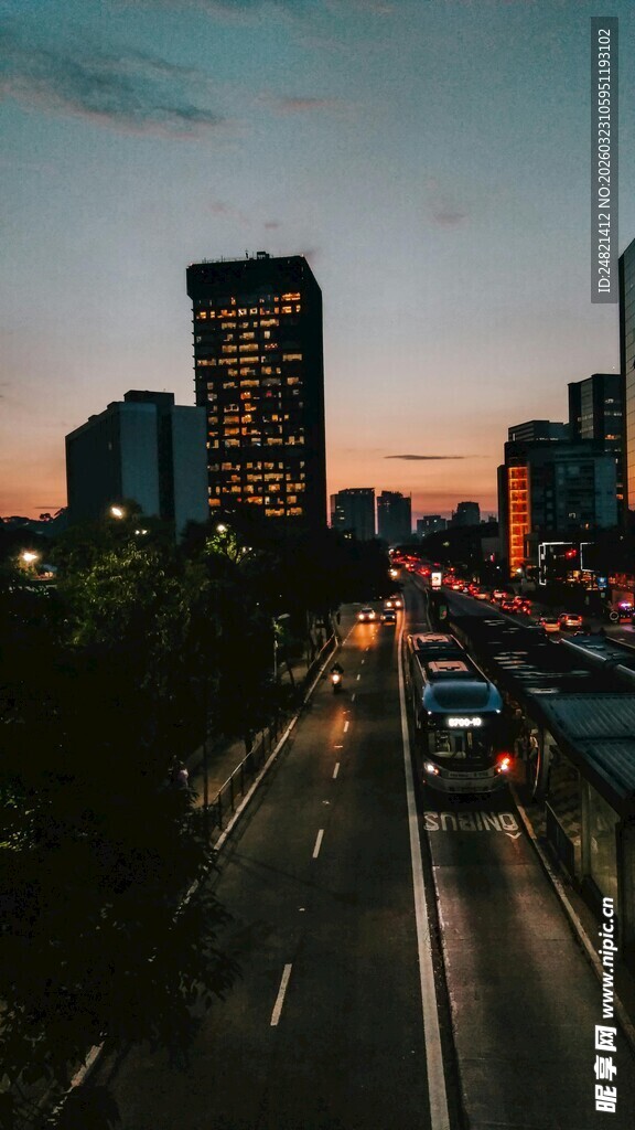 城市黄昏下的繁忙公路