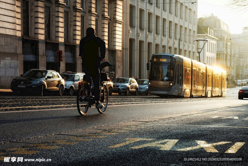 城市街道骑行的早高峰景象