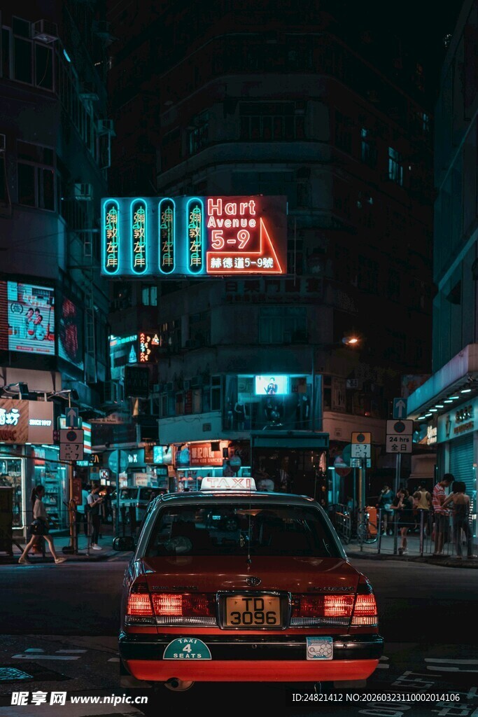 霓虹灯下的城市出租车