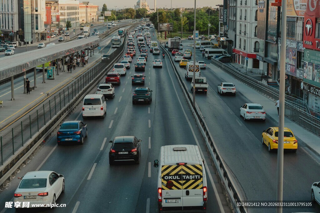 城市繁忙公路车流景象