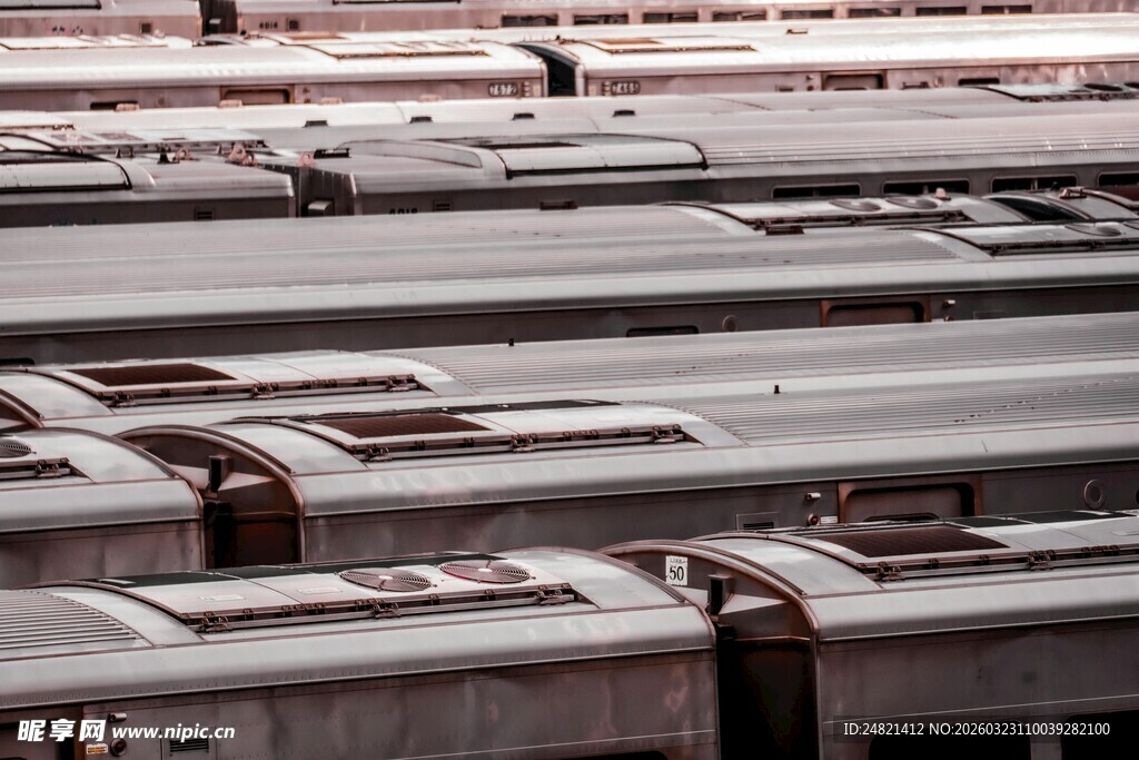 整齐排列的货运火车车厢