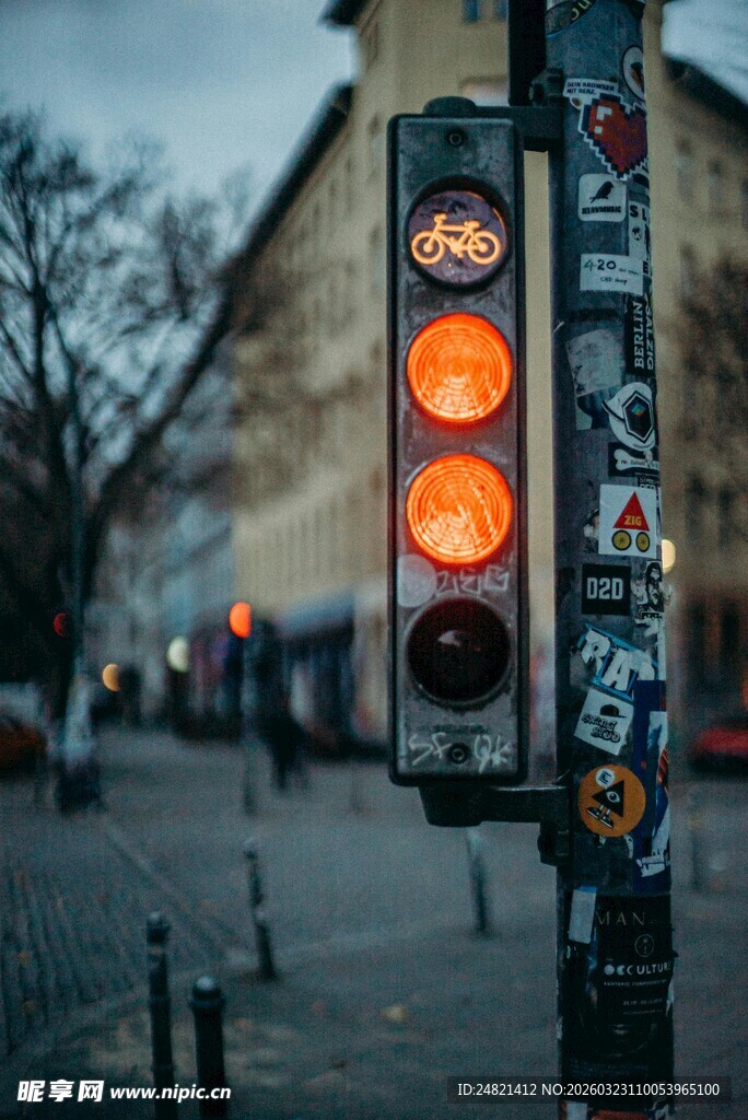 复古风信号灯街头景象