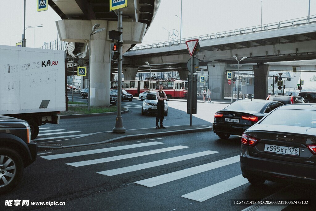 城市街道车辆行人场景