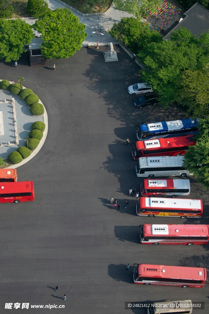 停车场停放多辆红色车辆