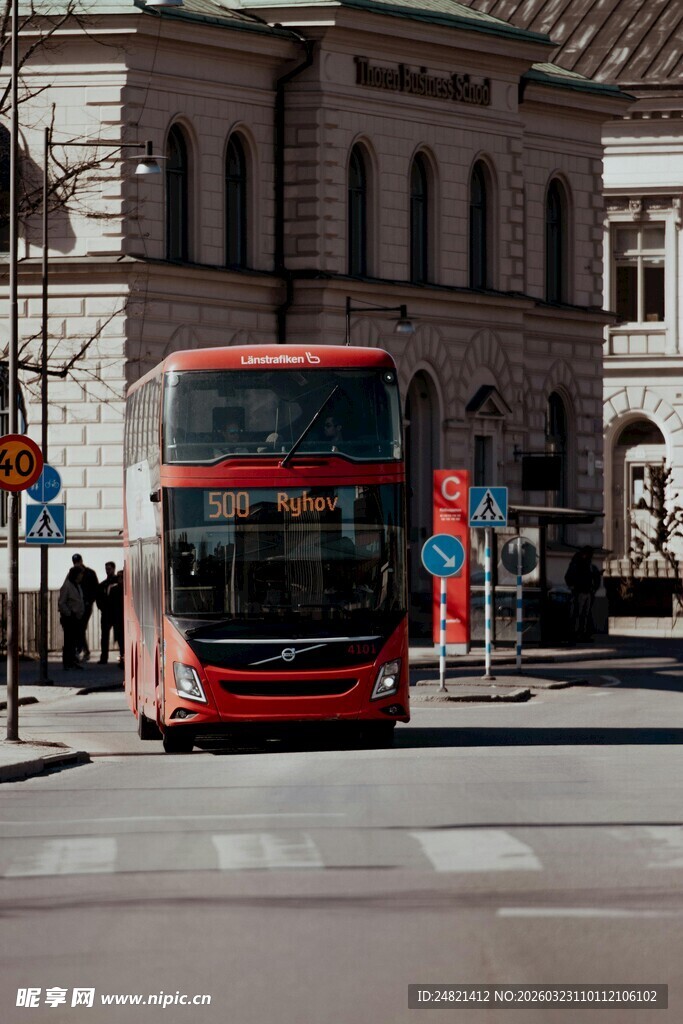 城市街头的红色双层巴士