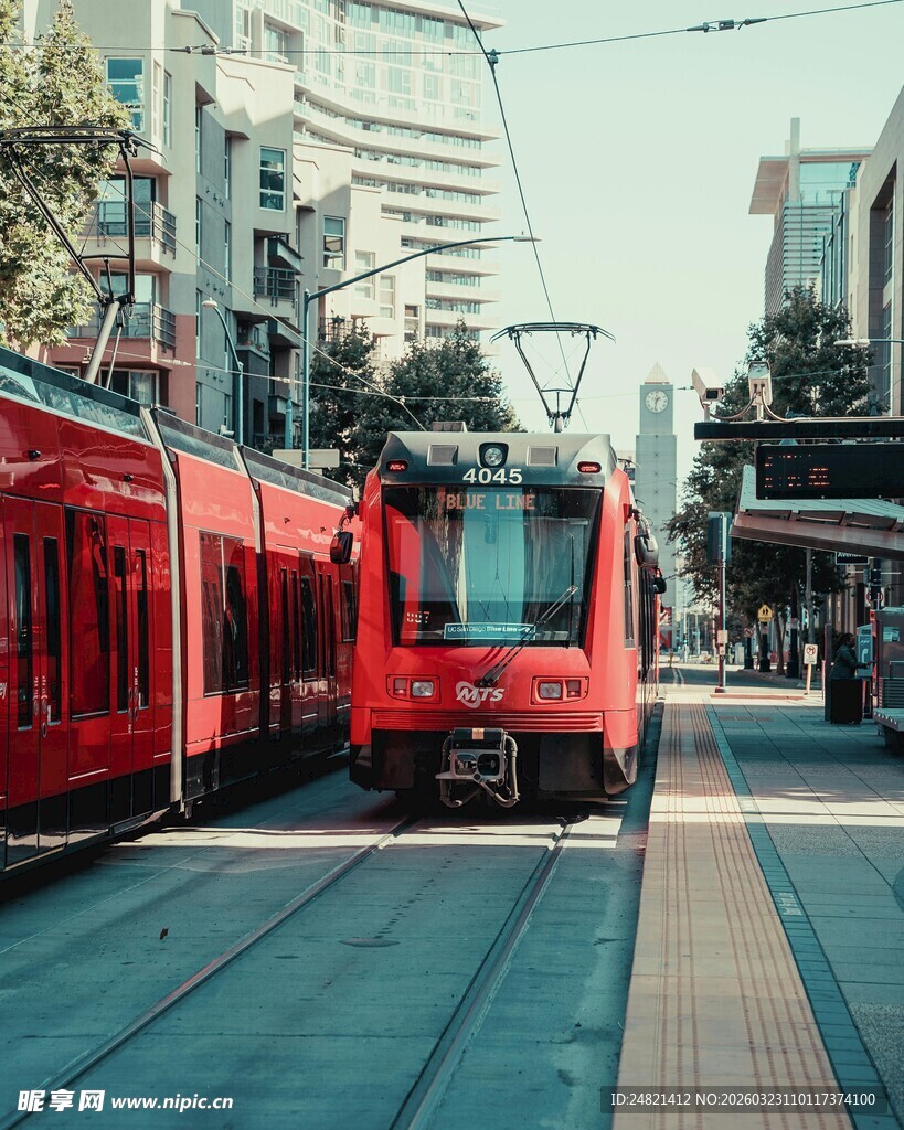 城市中行驶的红色有轨电车
