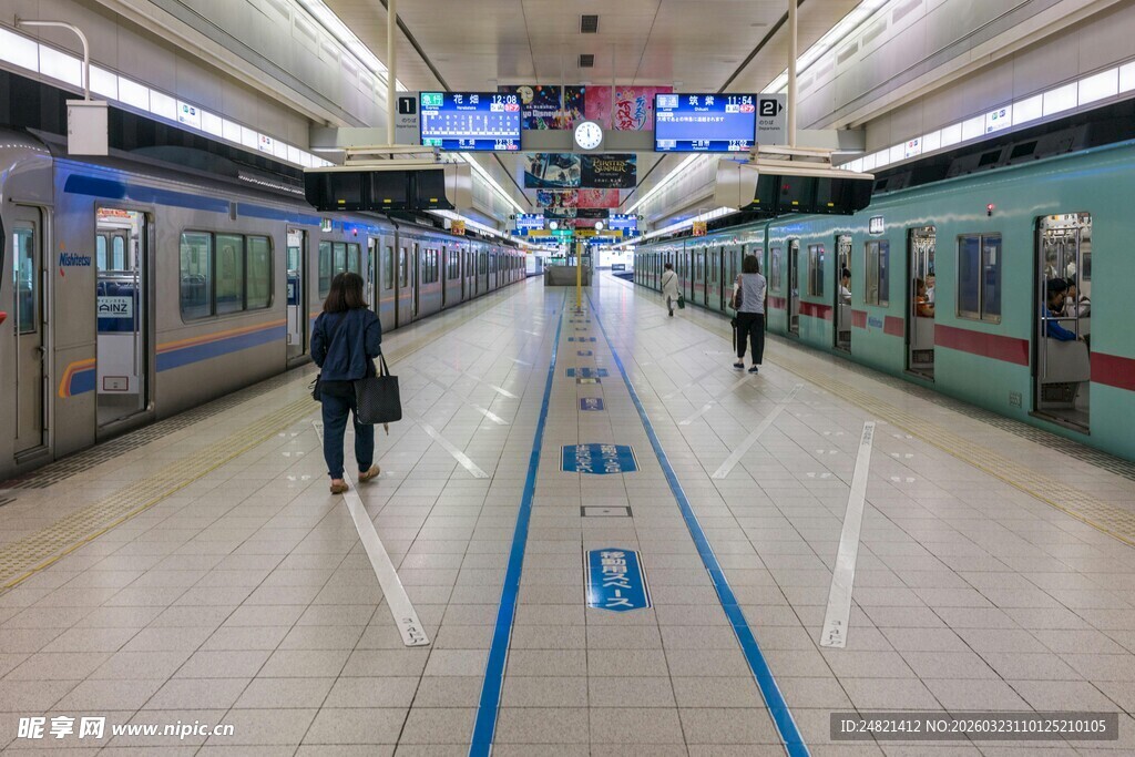 空旷地铁站内一人独行