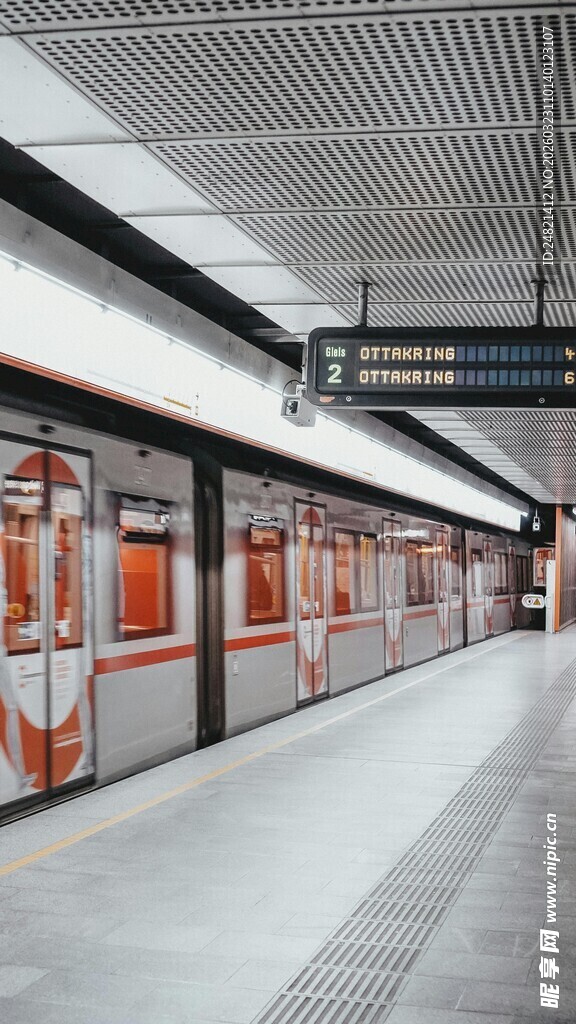 地铁站台的艺术装饰画面