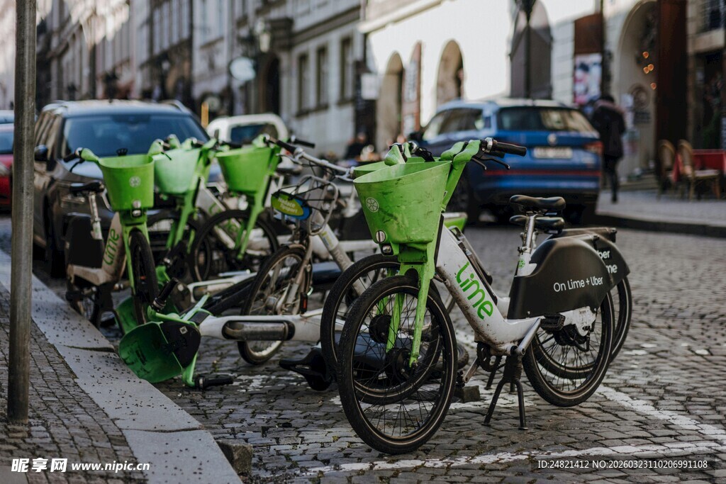 街边停放的一排绿色共享单车