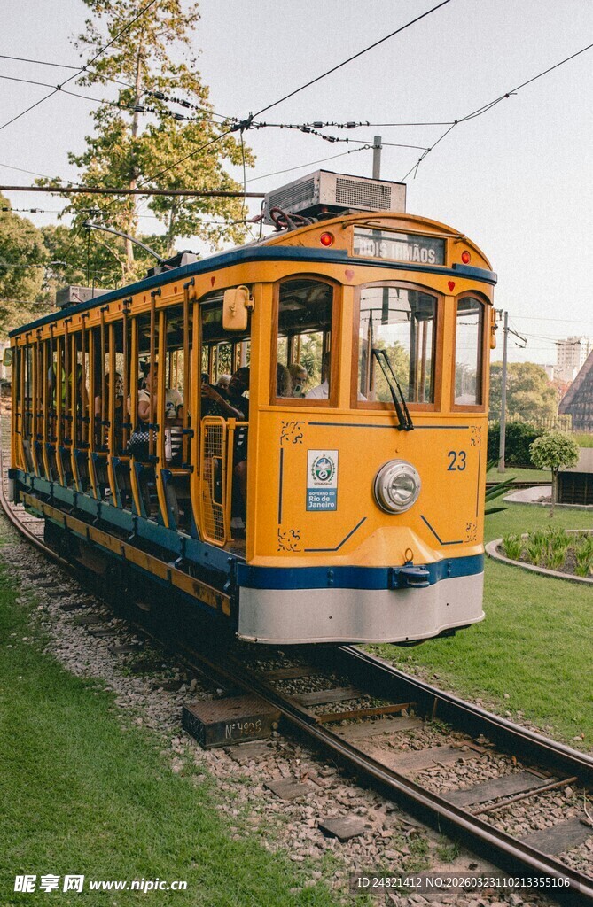 复古黄色有轨电车