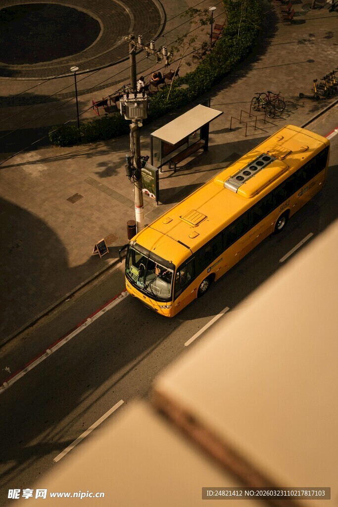 黄色巴士行驶于城市道路