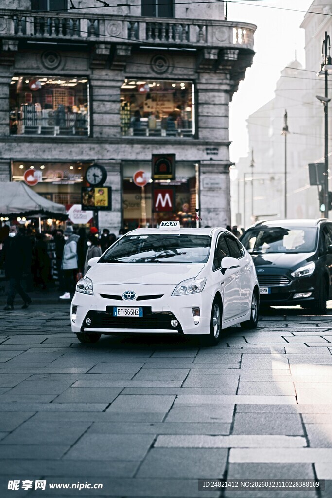 城市街道的白色轿车