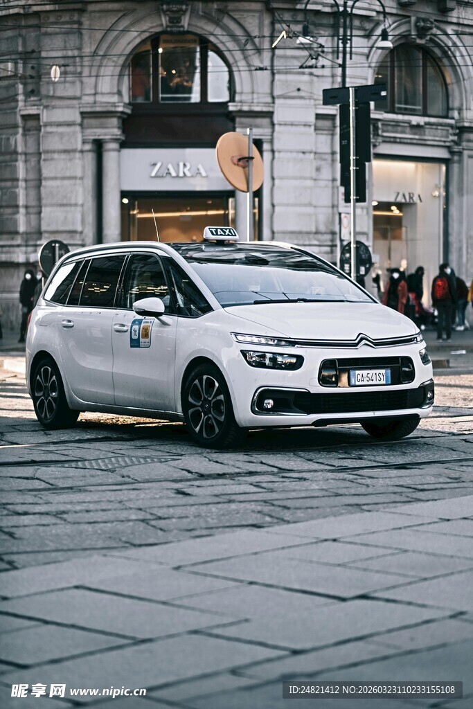 城市街道上的白色时尚轿车