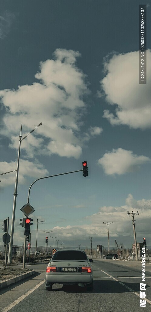 公路行车蓝天白云景象