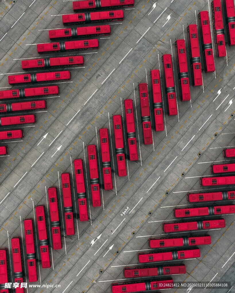 航拍停车场整齐排列的车辆