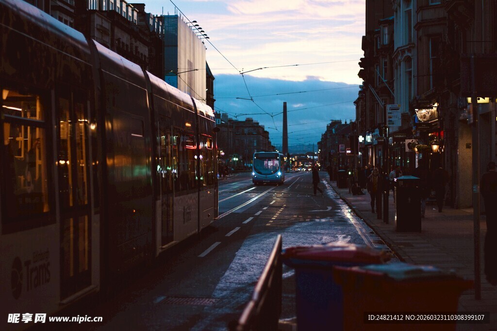 城市街道傍晚公交景象