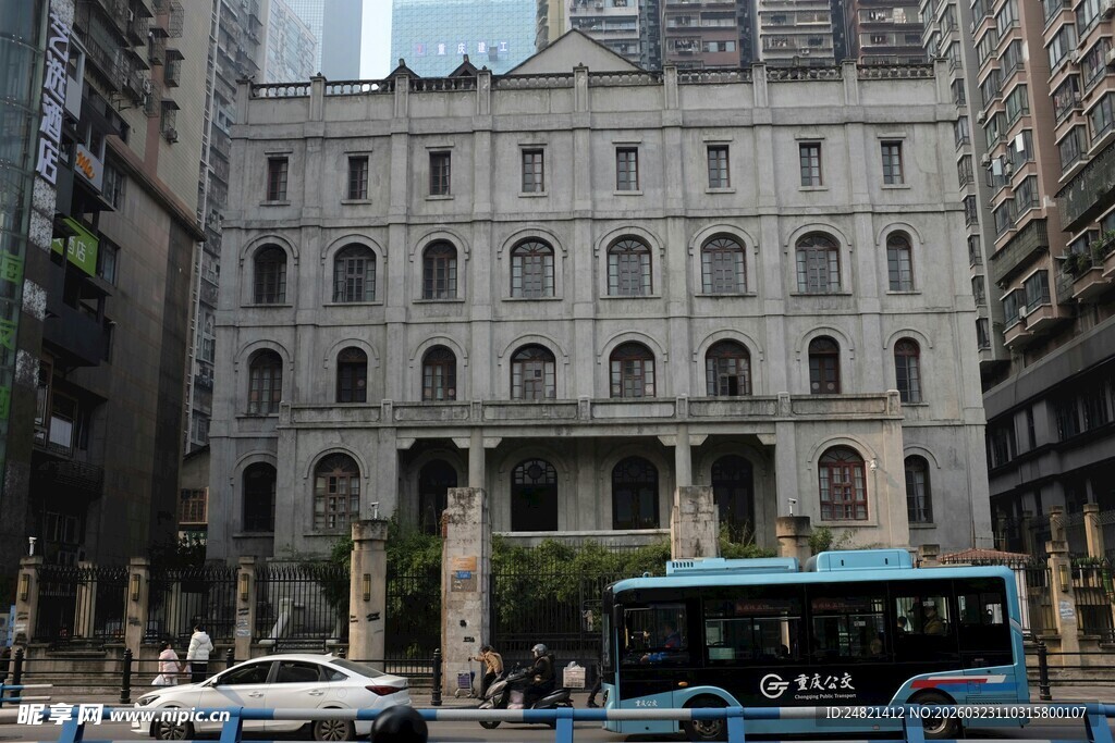 城市中宏伟的古典风格建筑