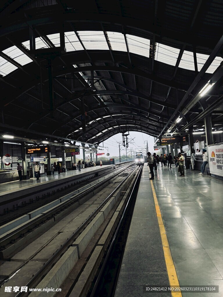 空旷地铁站台场景