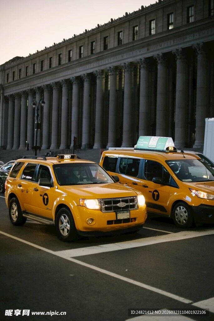 城市街道上的两辆黄色出租车