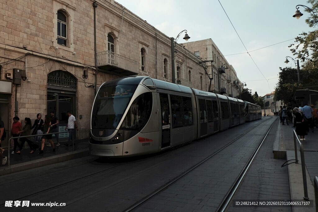 城市街道上的现代有轨电车