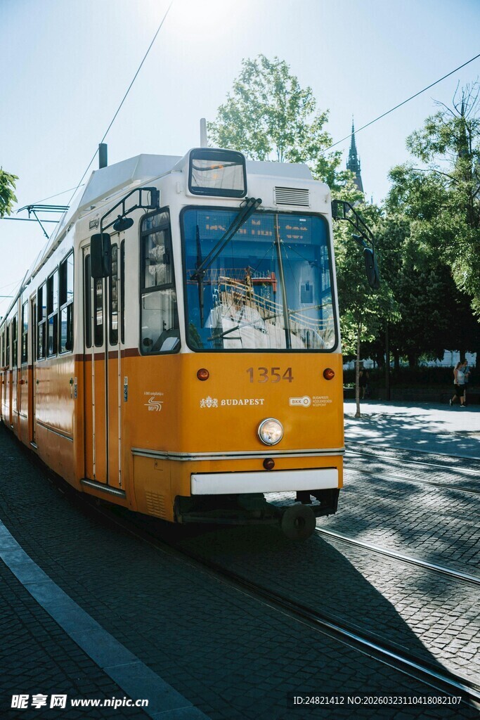 城市街头的黄色有轨电车