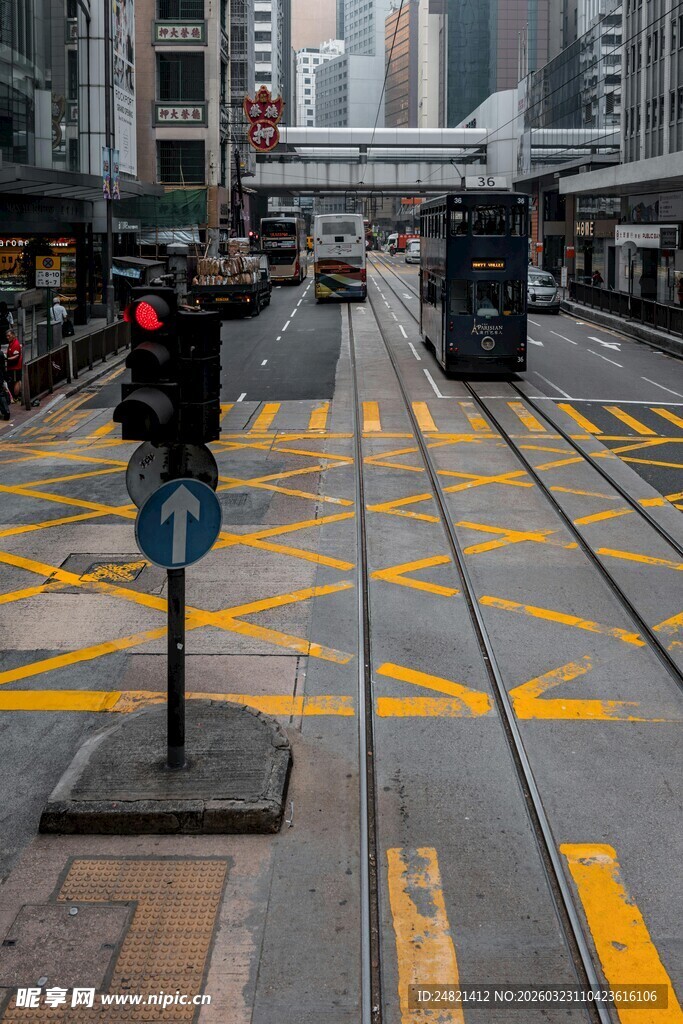 城市铁轨交通路口景象