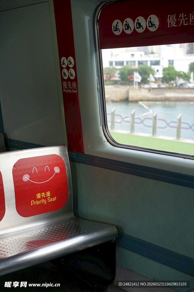 地铁车厢内的座椅与窗外景