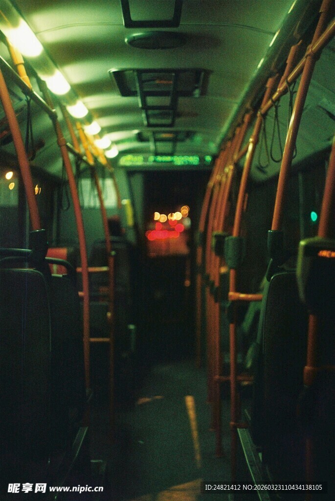 夜间公交车内昏暗景象