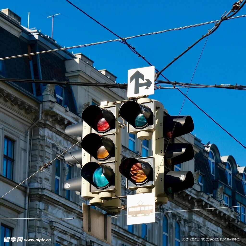 城市街头的交通信号灯与建筑