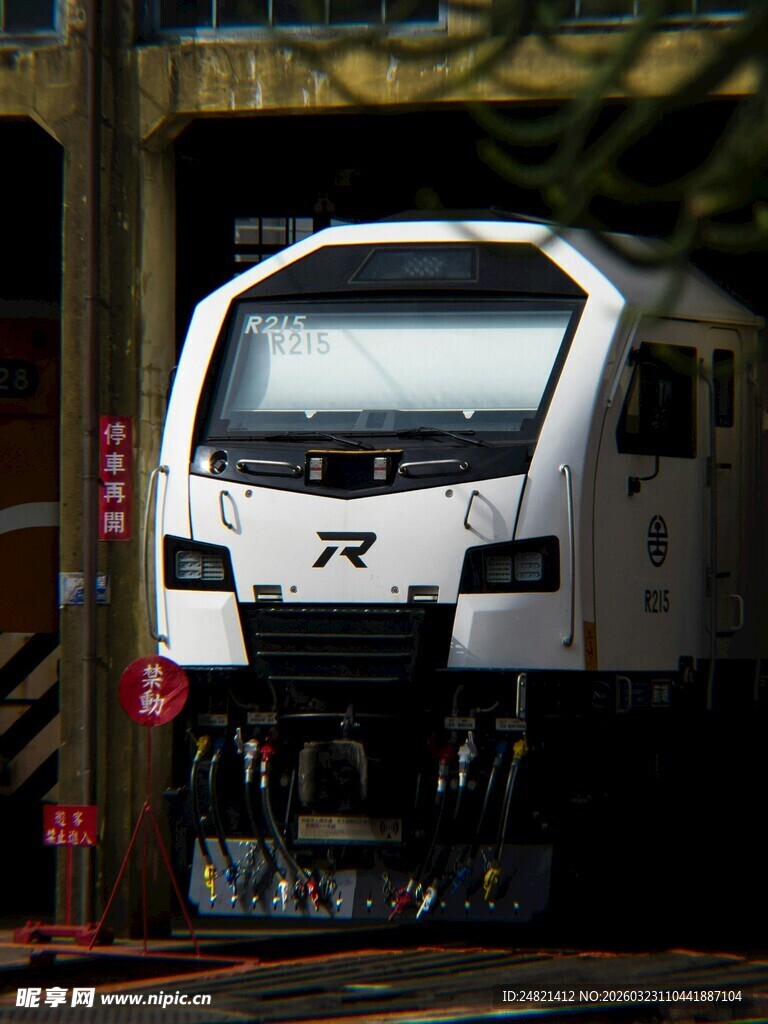 白色列车停靠在站台