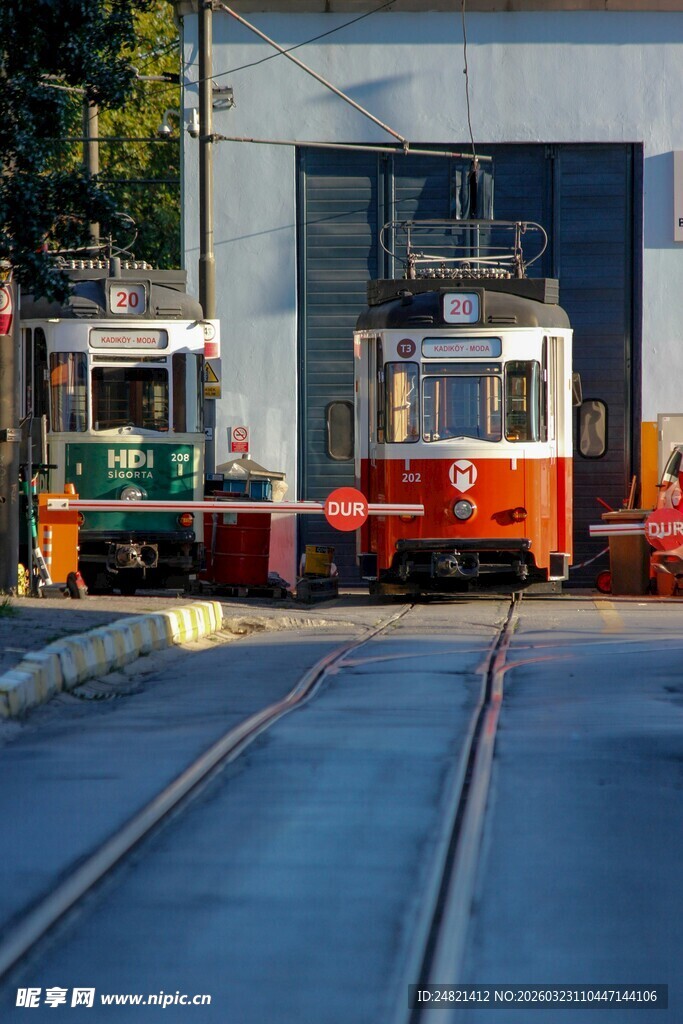 有轨电车停靠在站旁