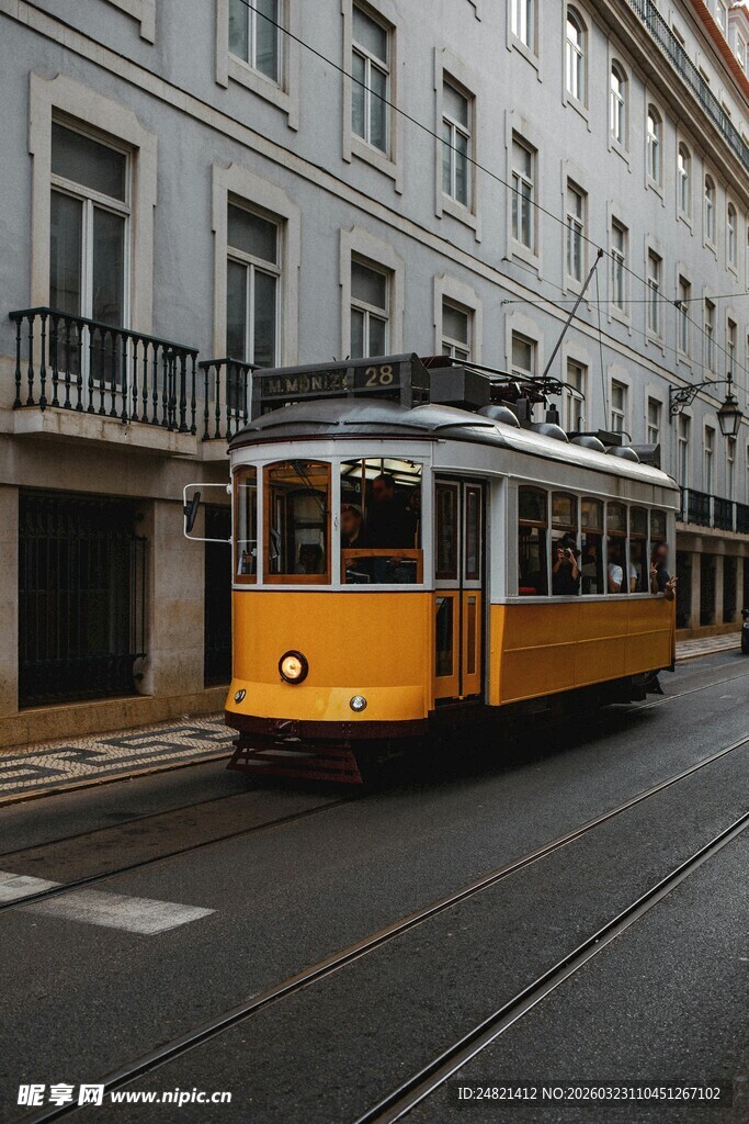 复古有轨电车行驶在街道