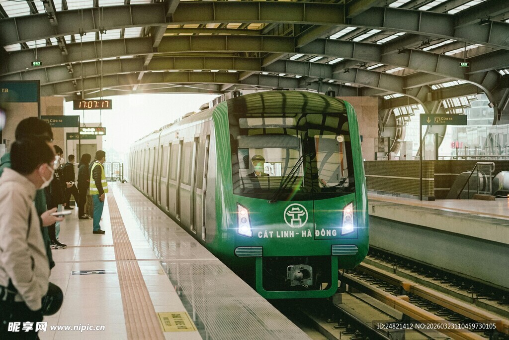 地铁站台的绿色列车