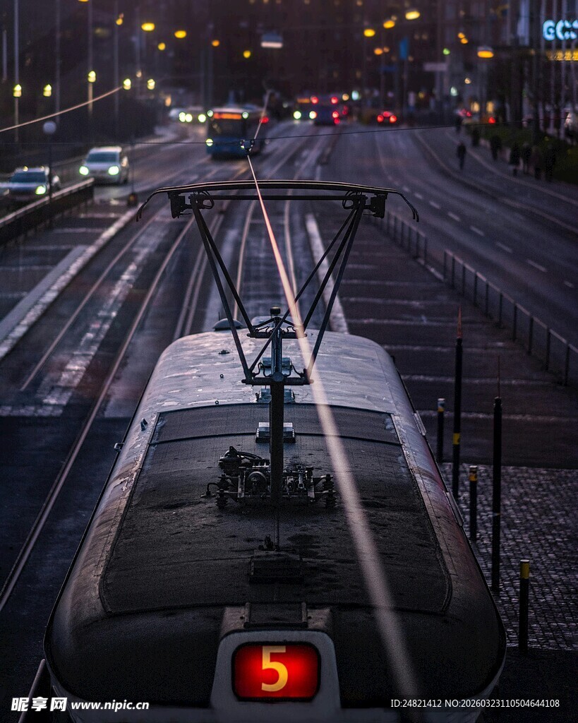 城市夜景中的行驶列车