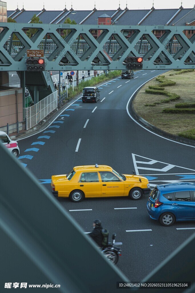 城市道路上的出租车与轿车