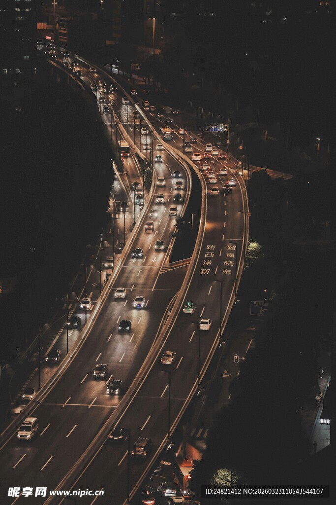 城市夜晚繁忙的高速公路