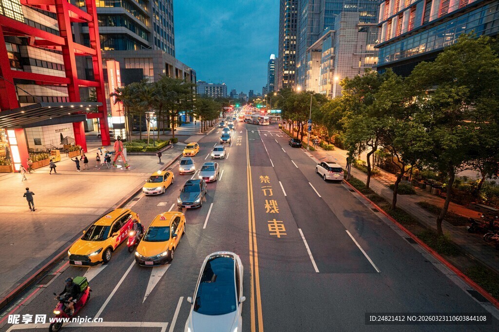 城市夜幕下的繁忙街道